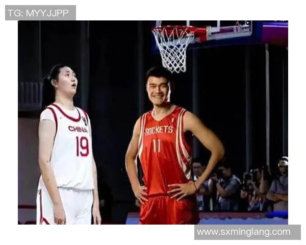 姚明与足球明星同框合影展现体育巨星的友谊与合作精神